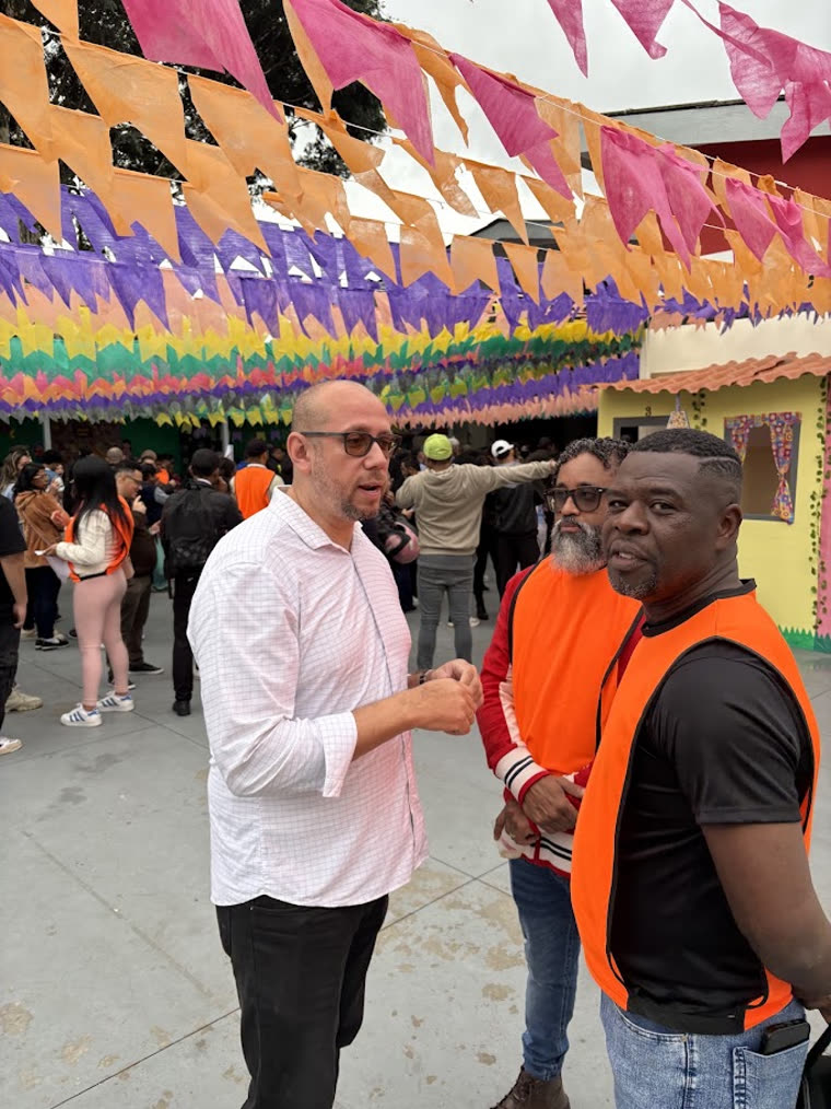 Rodrigo Moraes conversando com lideranças comunitárias durante evento de bairro